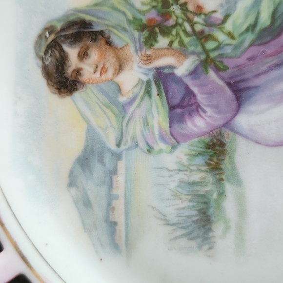 A Lattice Edge 7 " Plate with 2 Gold Circles of a Woman Gathering Holly - Picture 6 of 8
